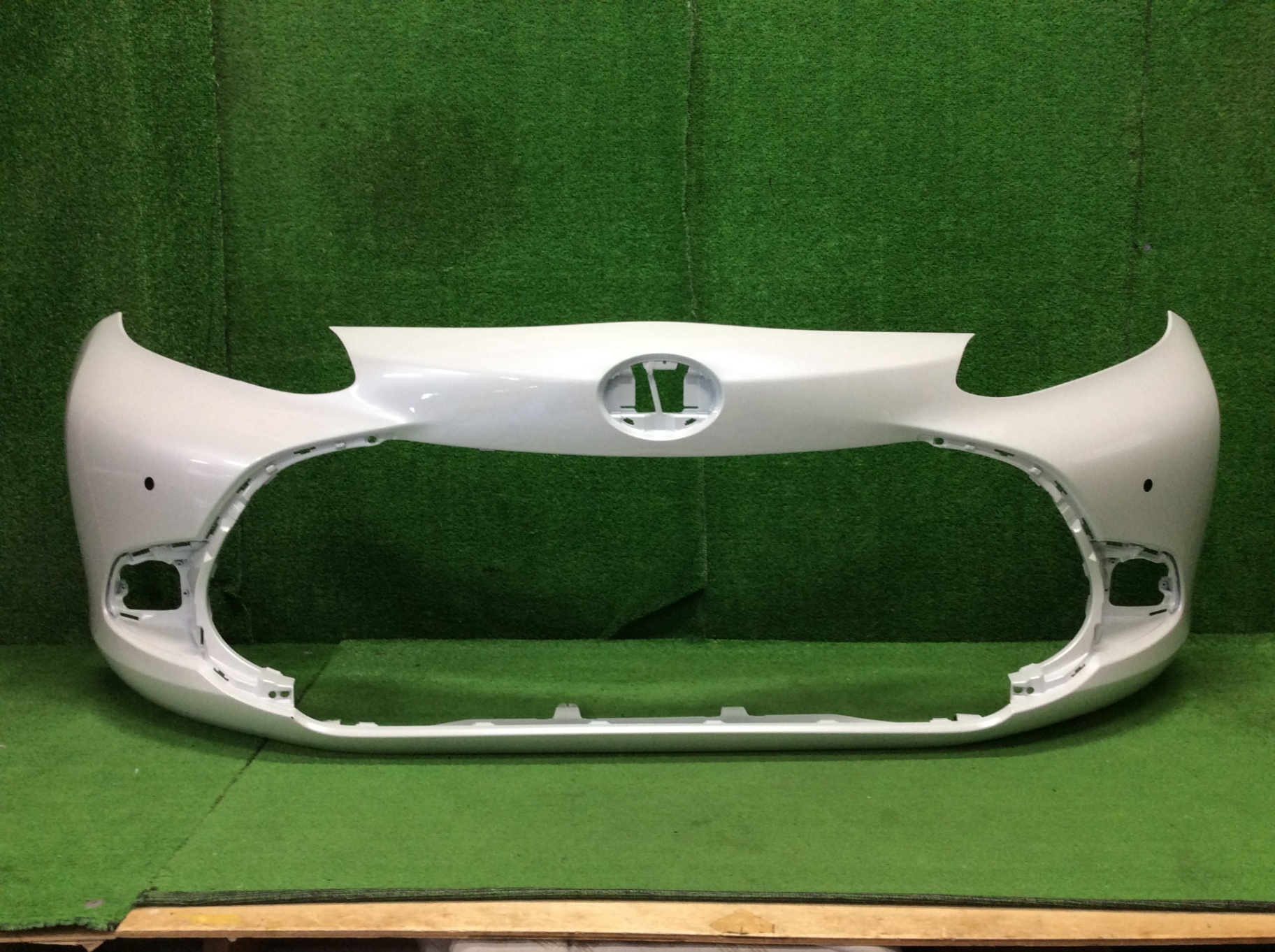 アクア　フロントバンパー