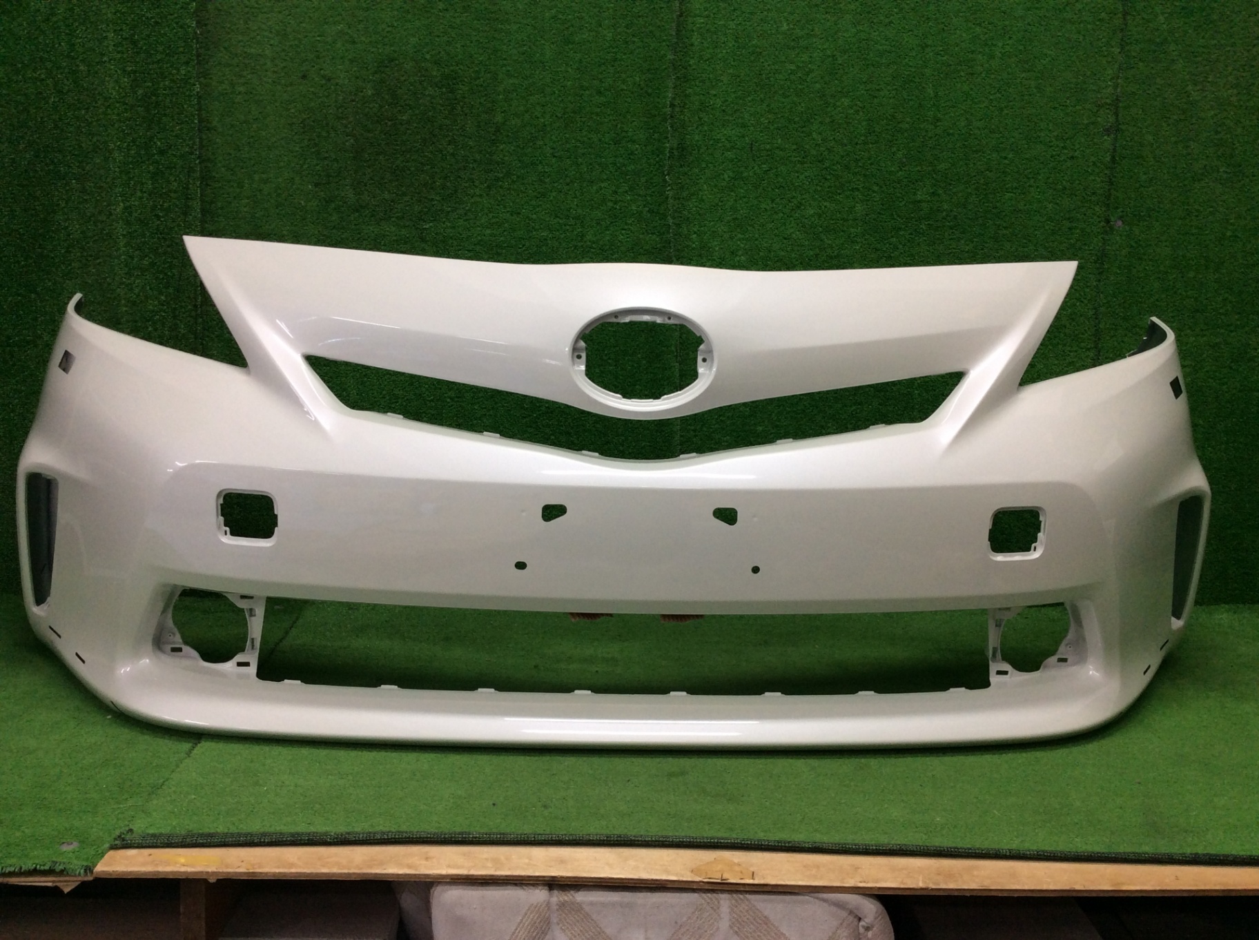 プリウスα　フロントバンパー