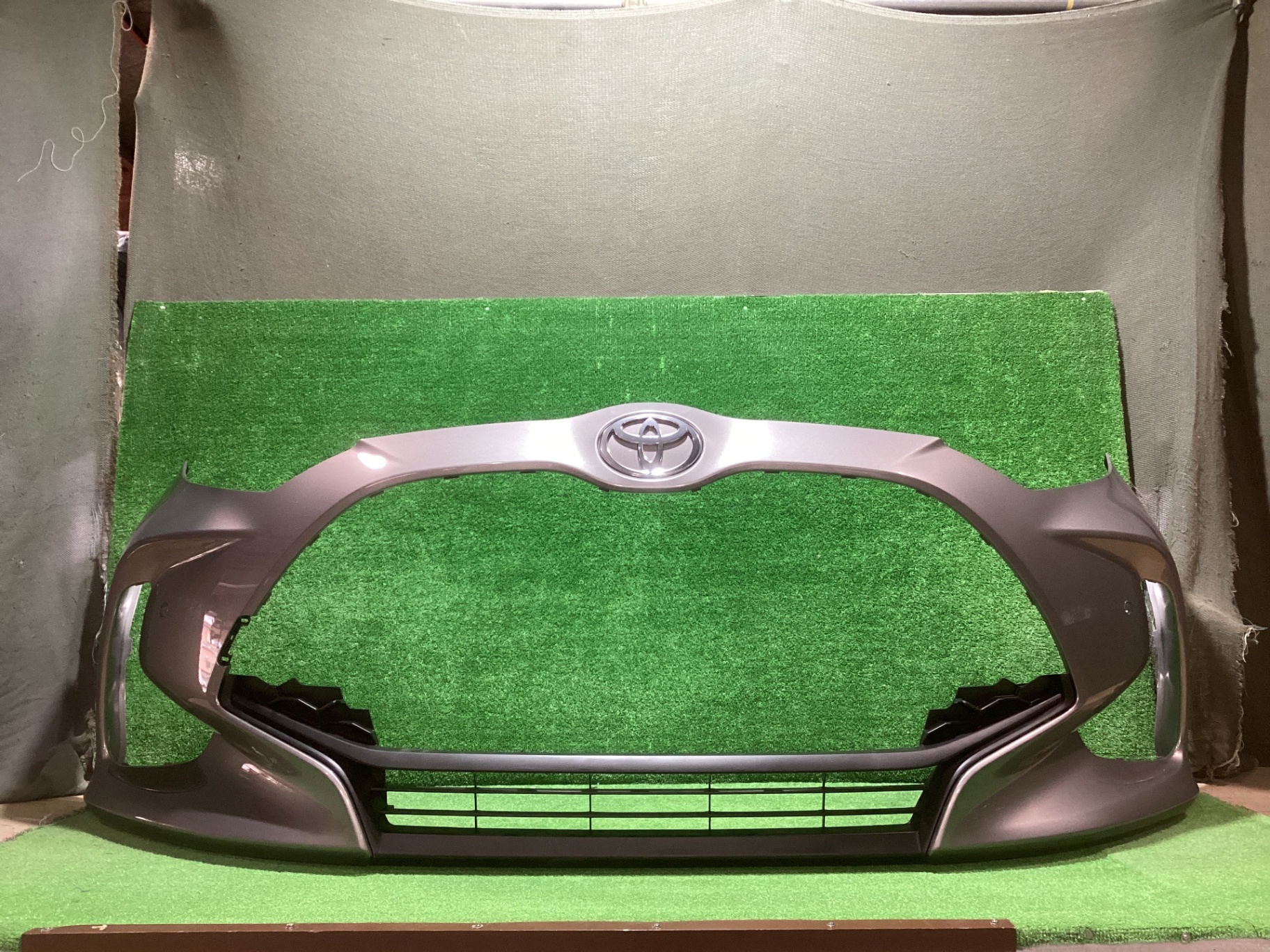 ヤリス　フロントバンパー