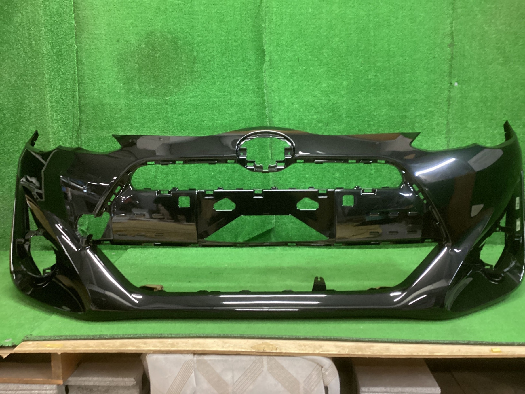 アクア　フロントバンパー