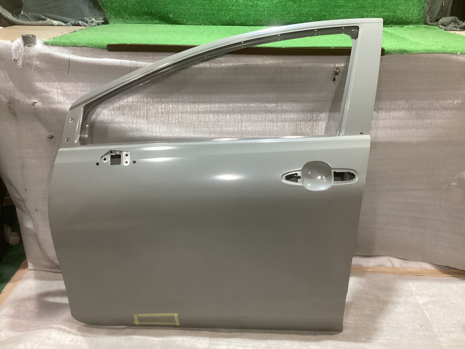 アクア　左フロントドアパネル