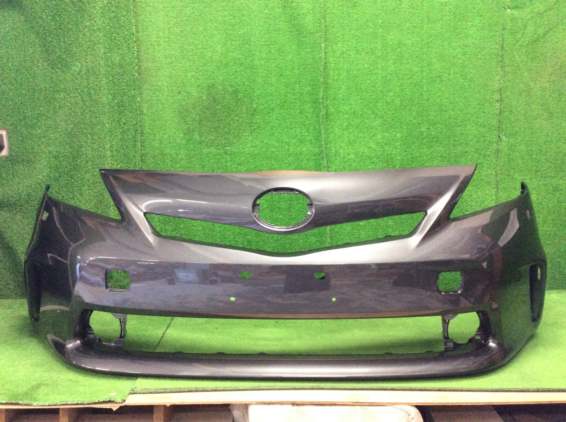 プリウスα　フロントバンパー