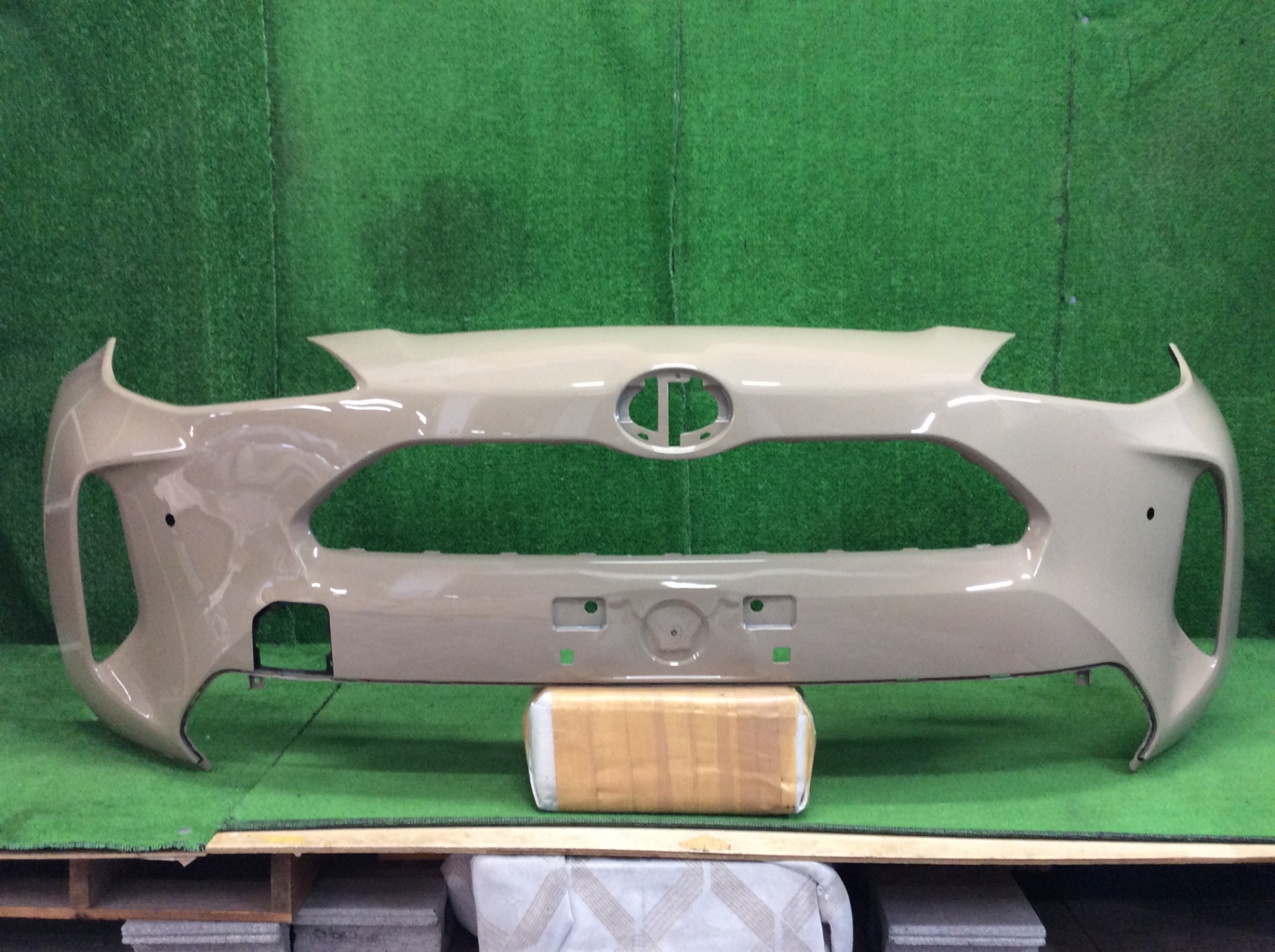 ヤリスクロス　フロントバンパー