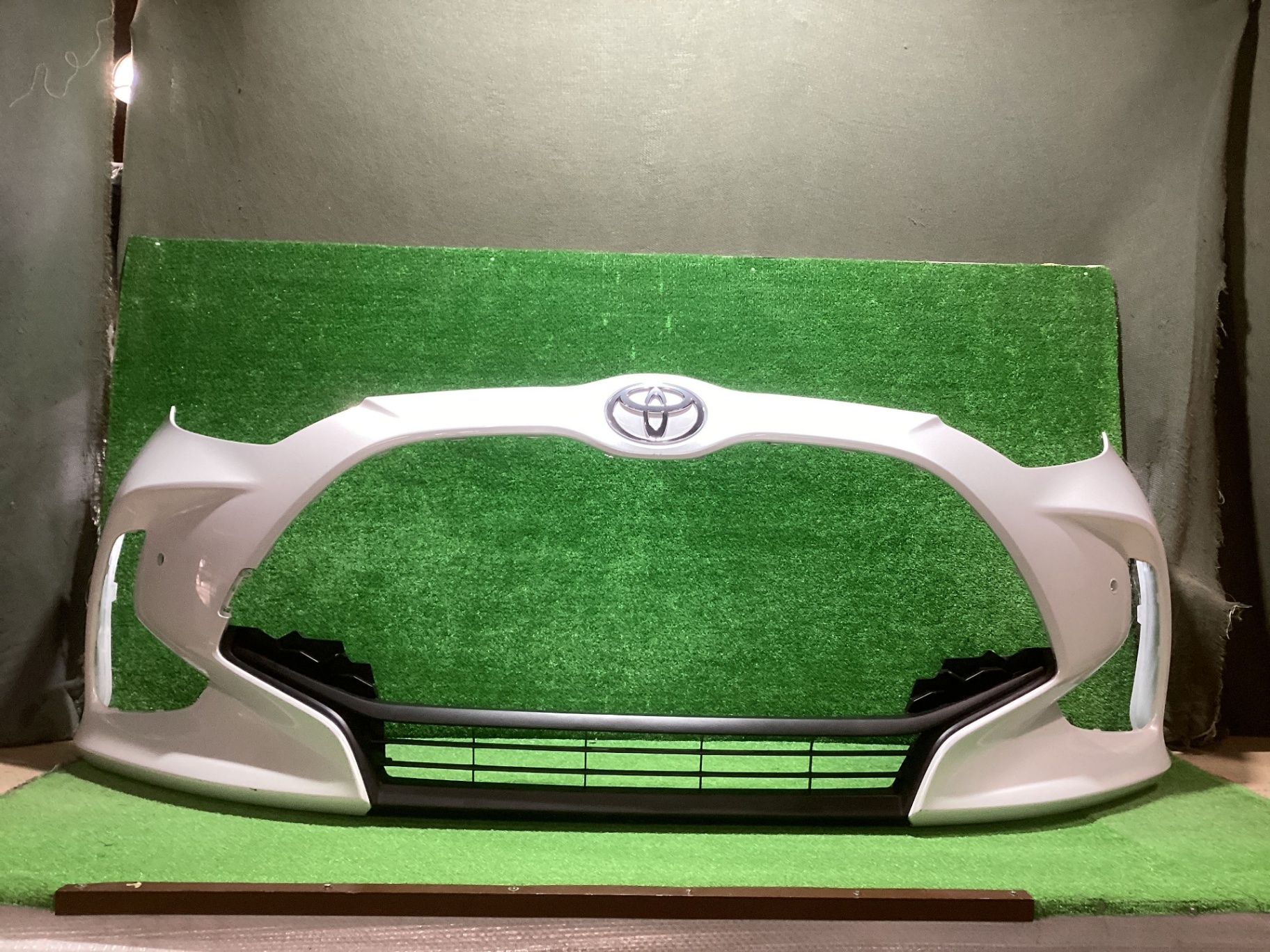 ヤリス　フロントバンパー