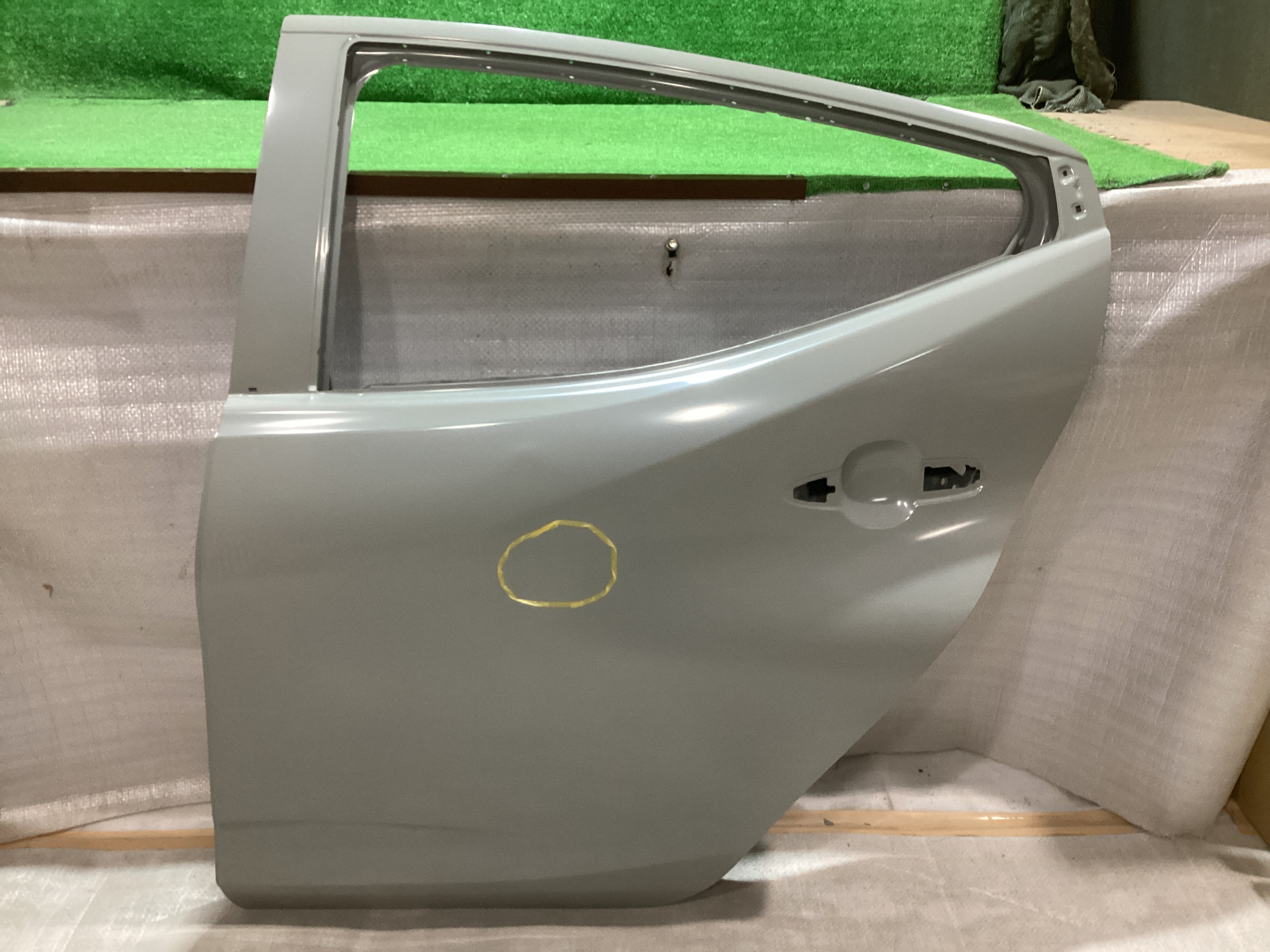 アクア　左リヤドアパネル