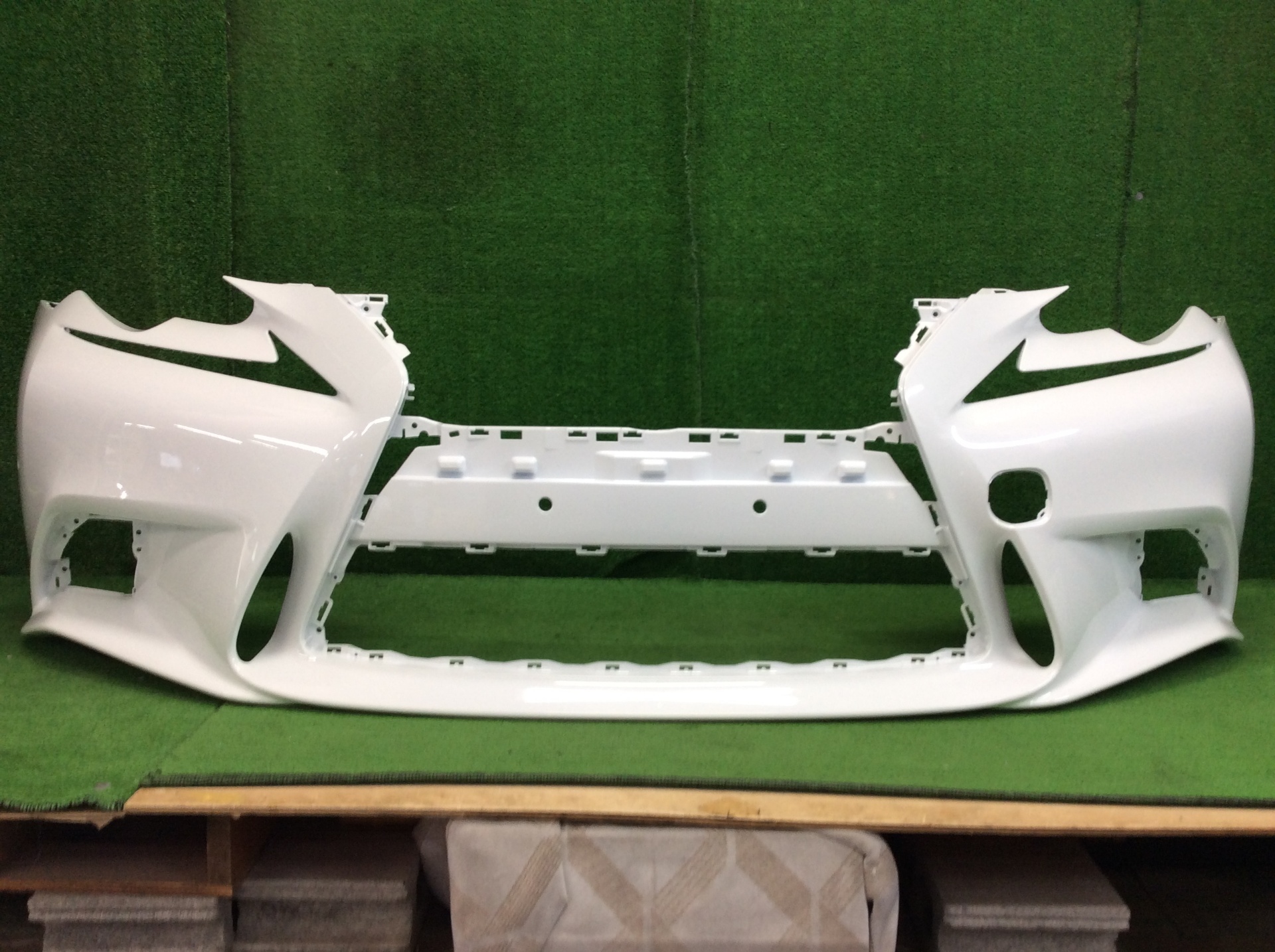 レクサスIS　フロントバンパー