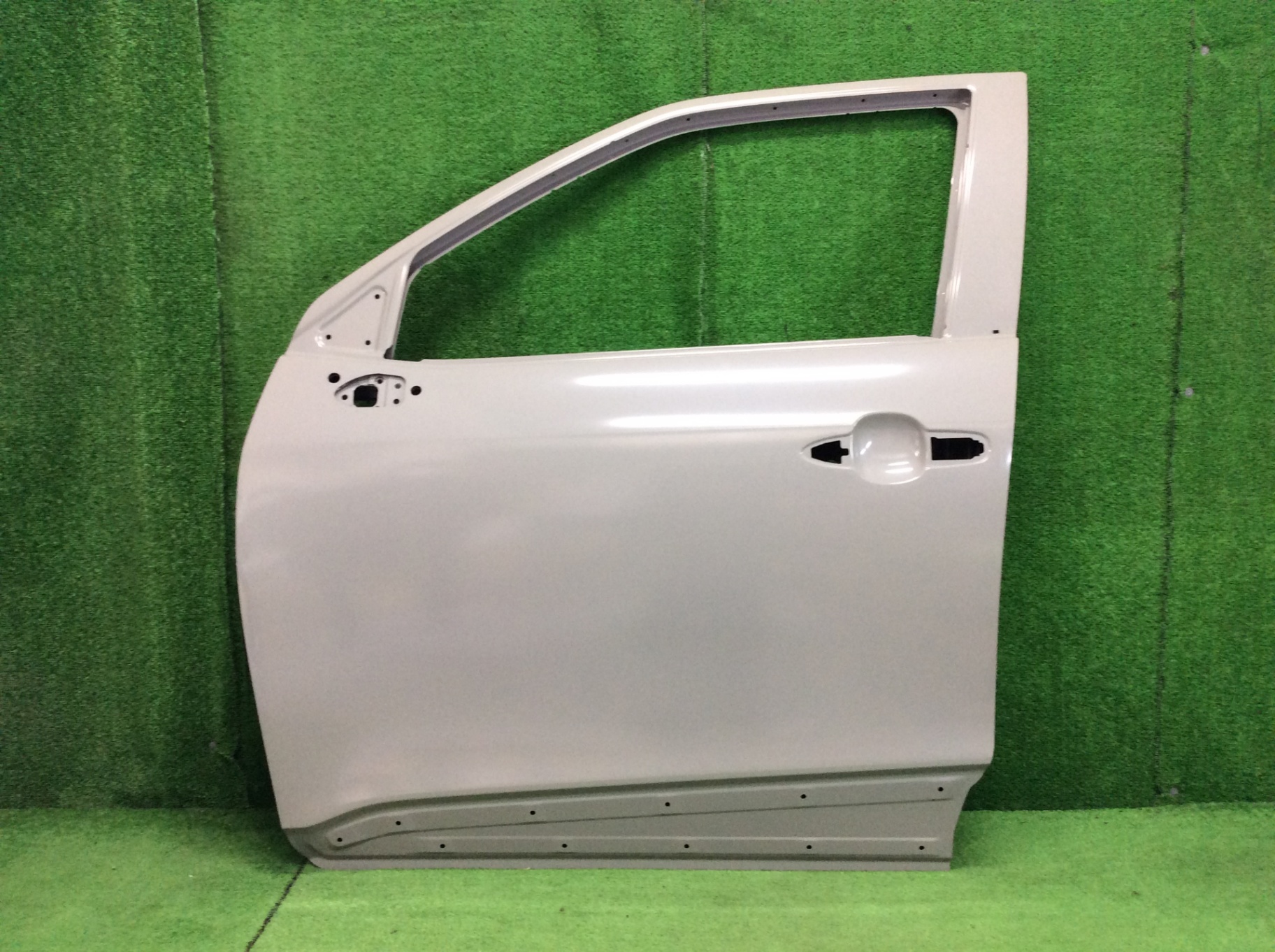 ヤリスクロス　左フロントドアパネル