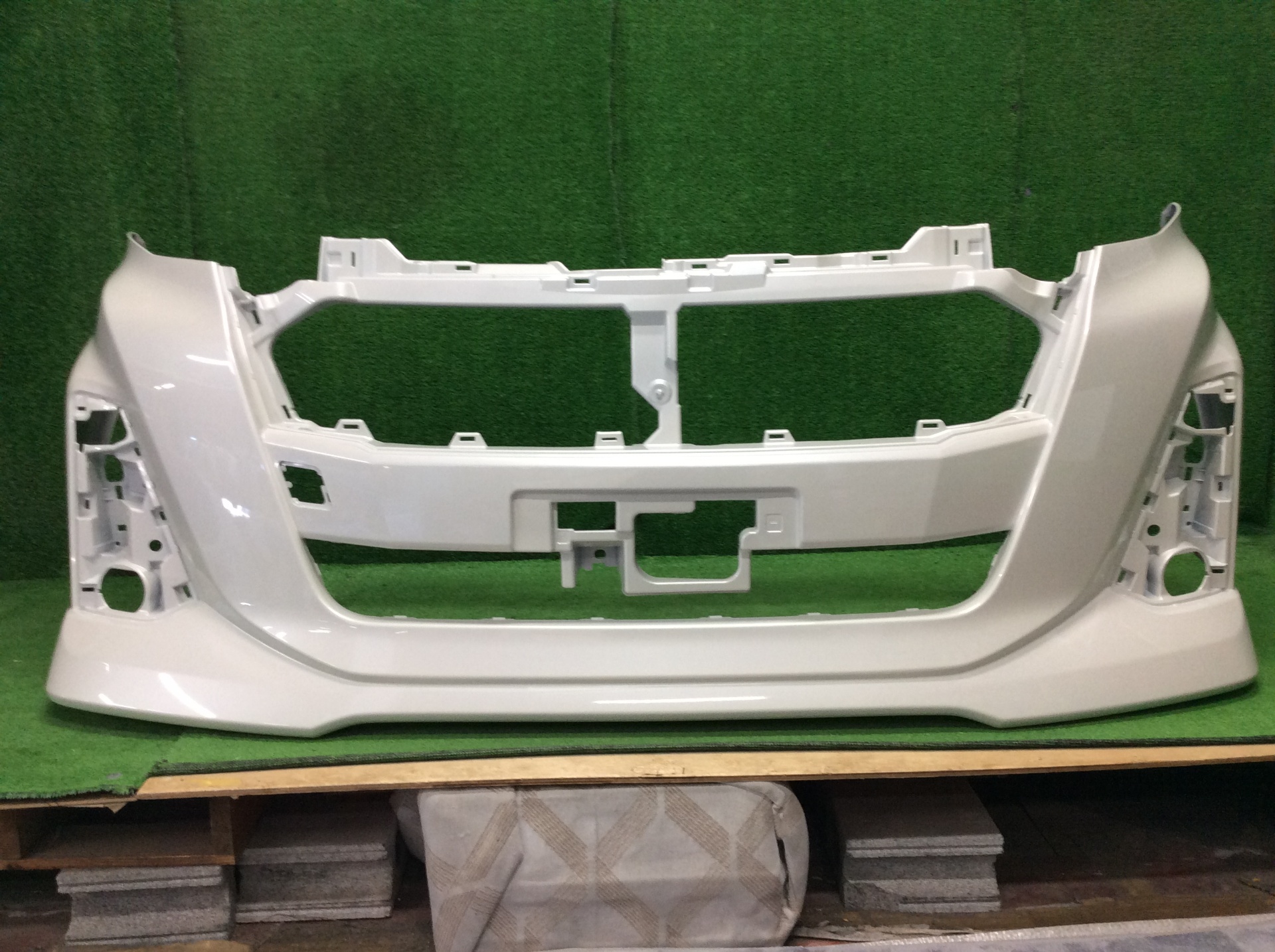 ルーミー　フロントバンパー