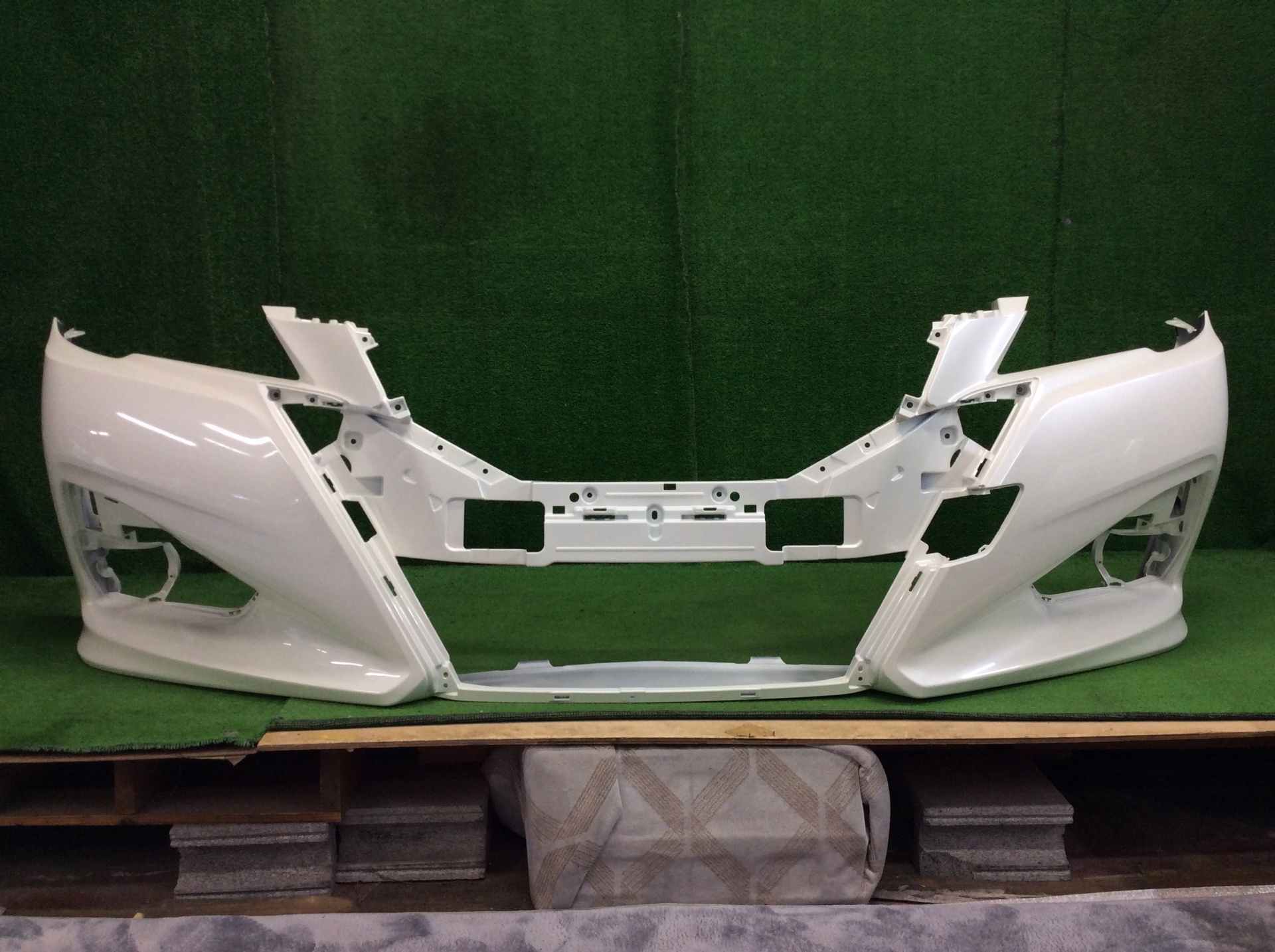 クラウン　フロントバンパー