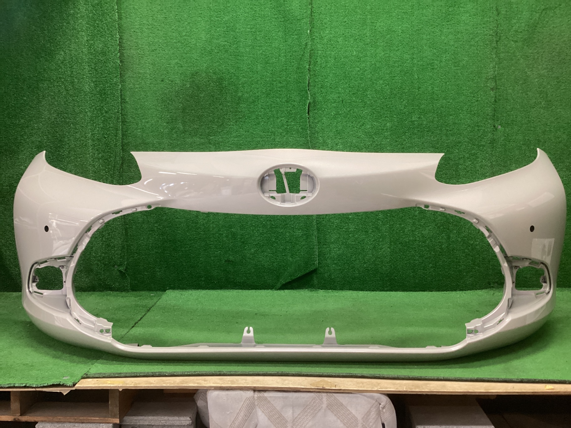 アクア　フロントバンパー