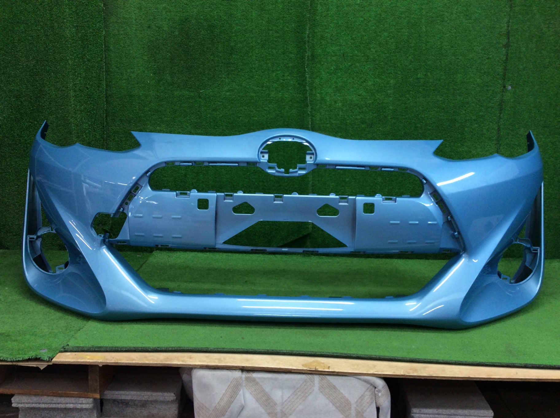 アクア　フロントバンパー