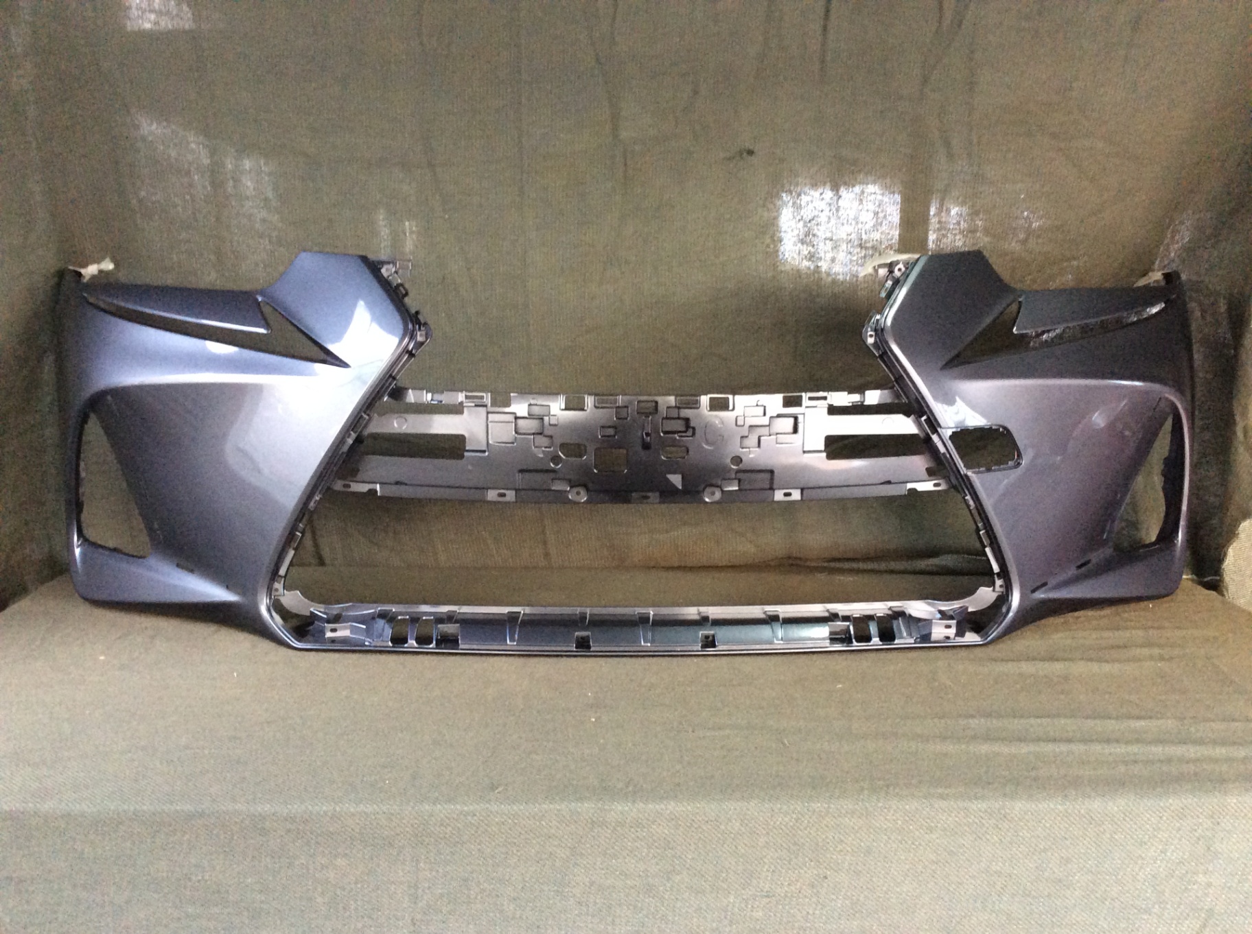 レクサスIS　フロントバンパー