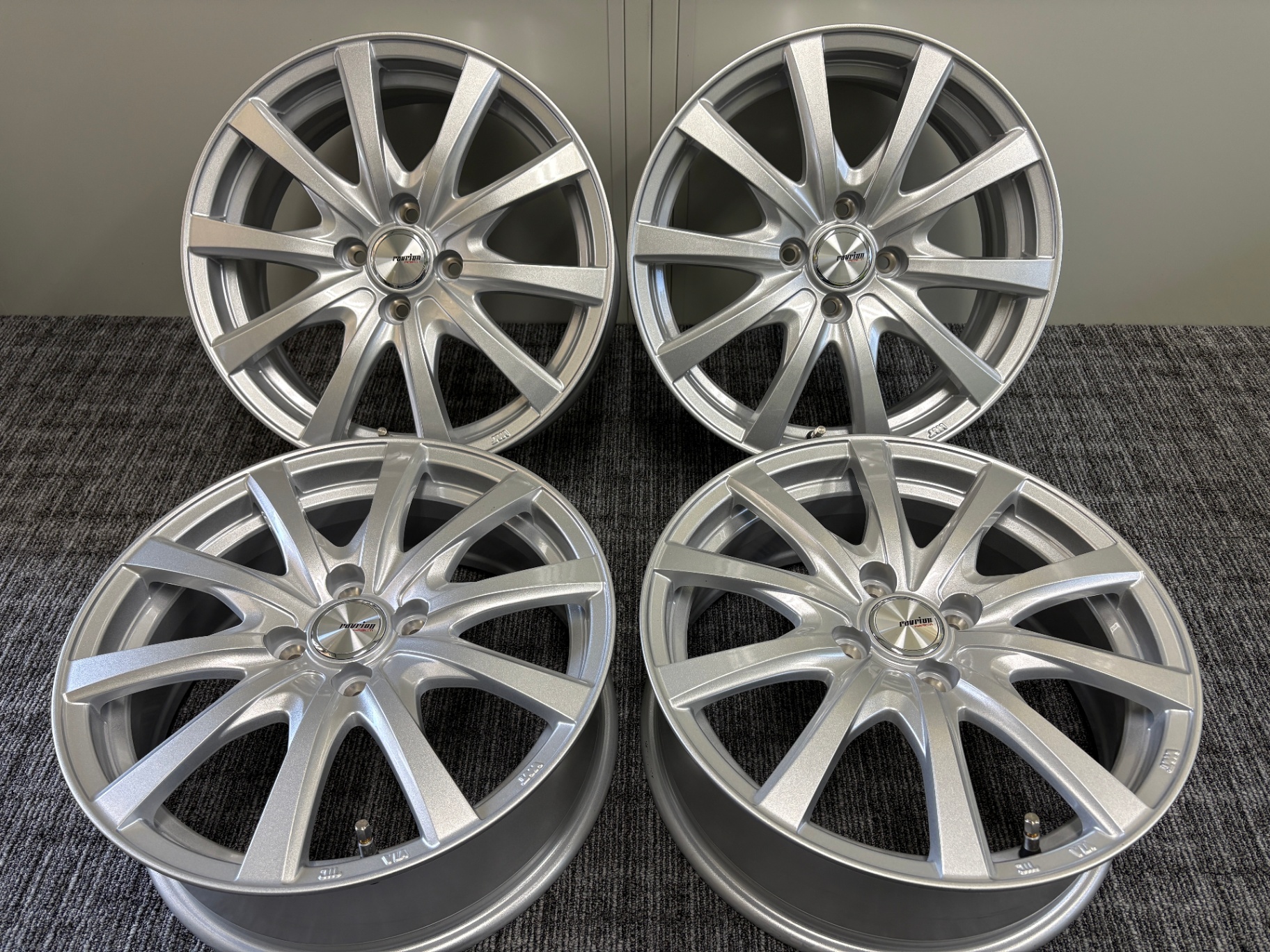 T101   Weds RAVRION RS01 16X6.0 +42 4H 100 4本セット