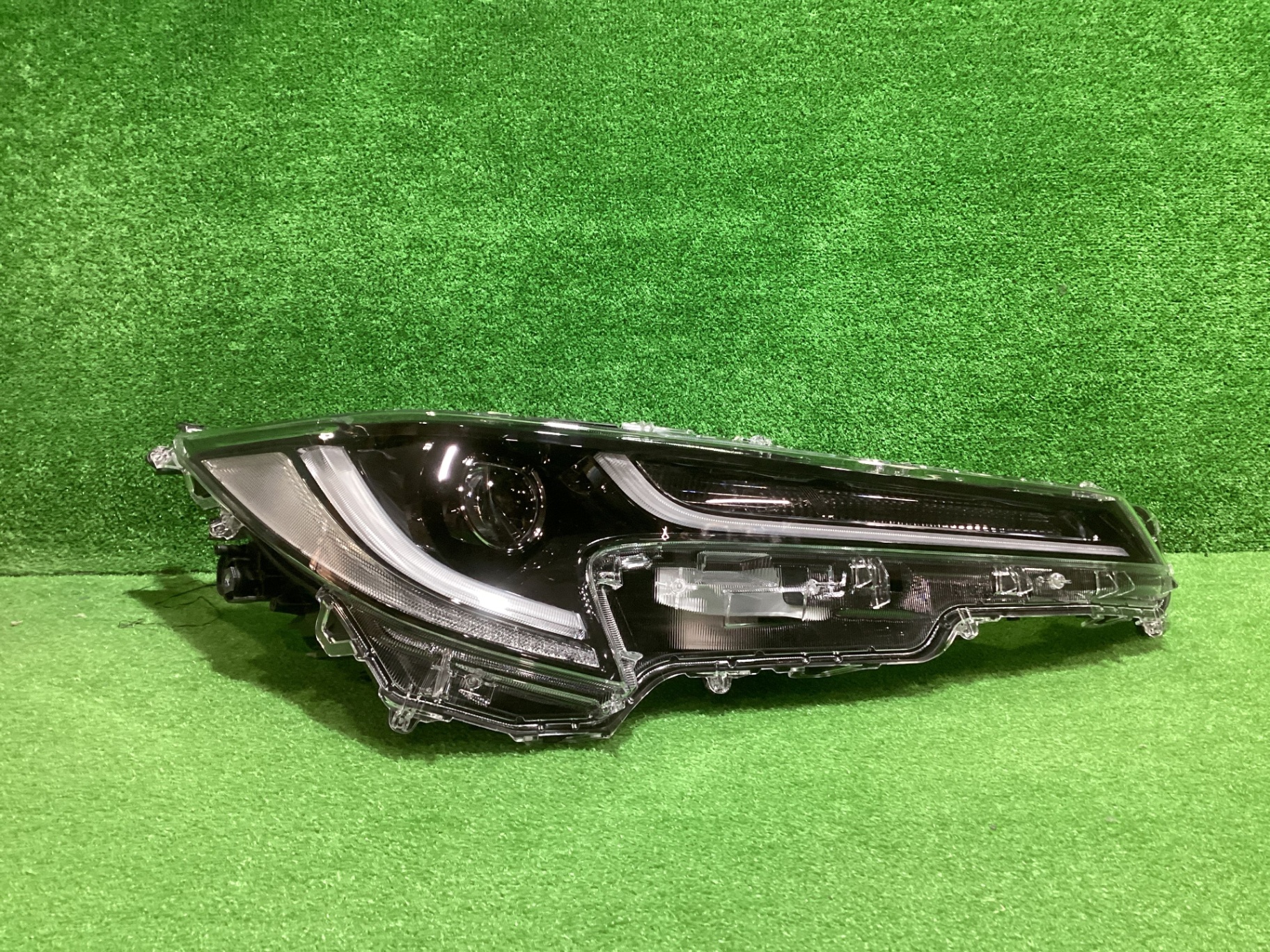 カローラスポーツ　右ヘッドランプ　※送料無料※