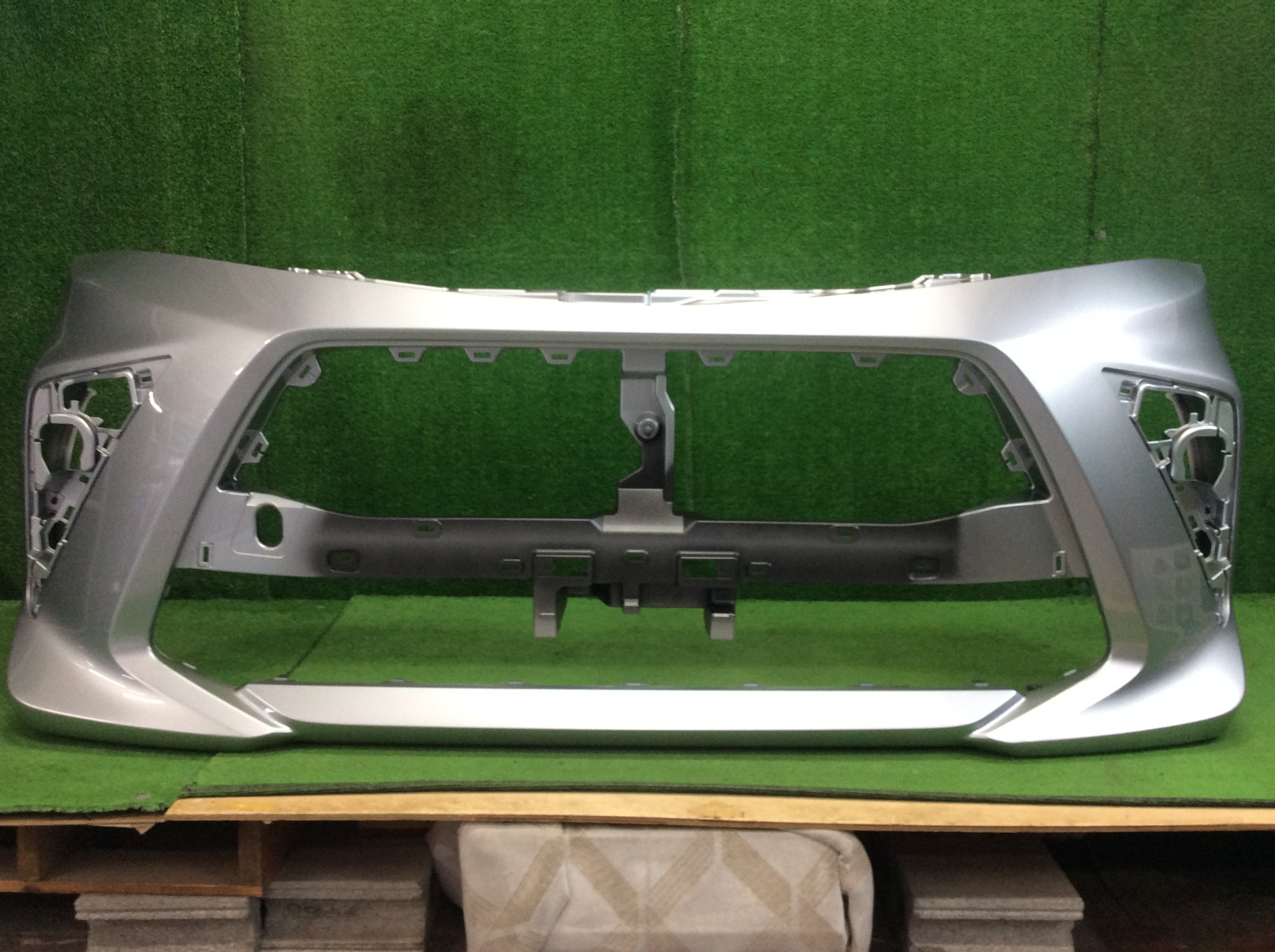 ルーミー　フロントバンパー