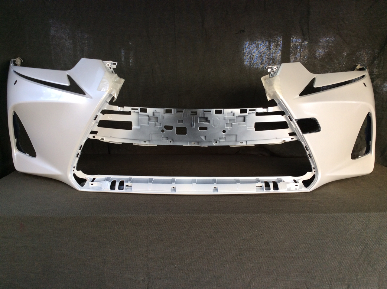 レクサスIS　フロントバンパー